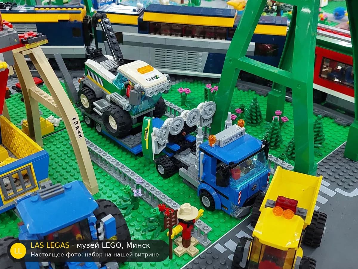 LEGO 60223 Комбайн с прицепом (Harvester Transport) на витрине музея Las Legas