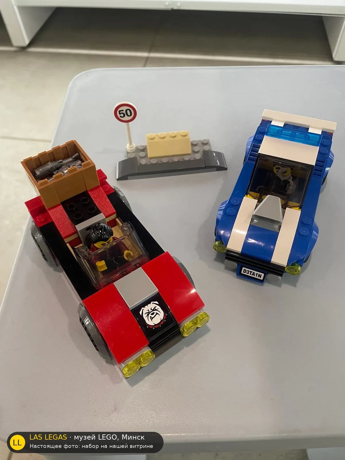 LEGO 60242 Полицейская погоня на шоссе (Police Highway Arrest) на витрине музея Las Legas
