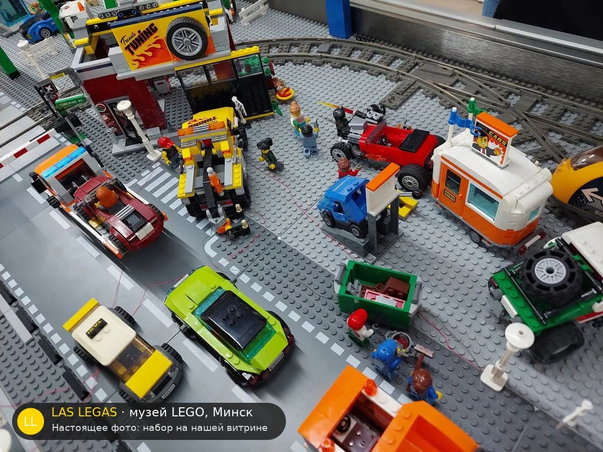 LEGO 60258 Мастерская тюнинга (Tuning Workshop) на витрине музея Las Legas
