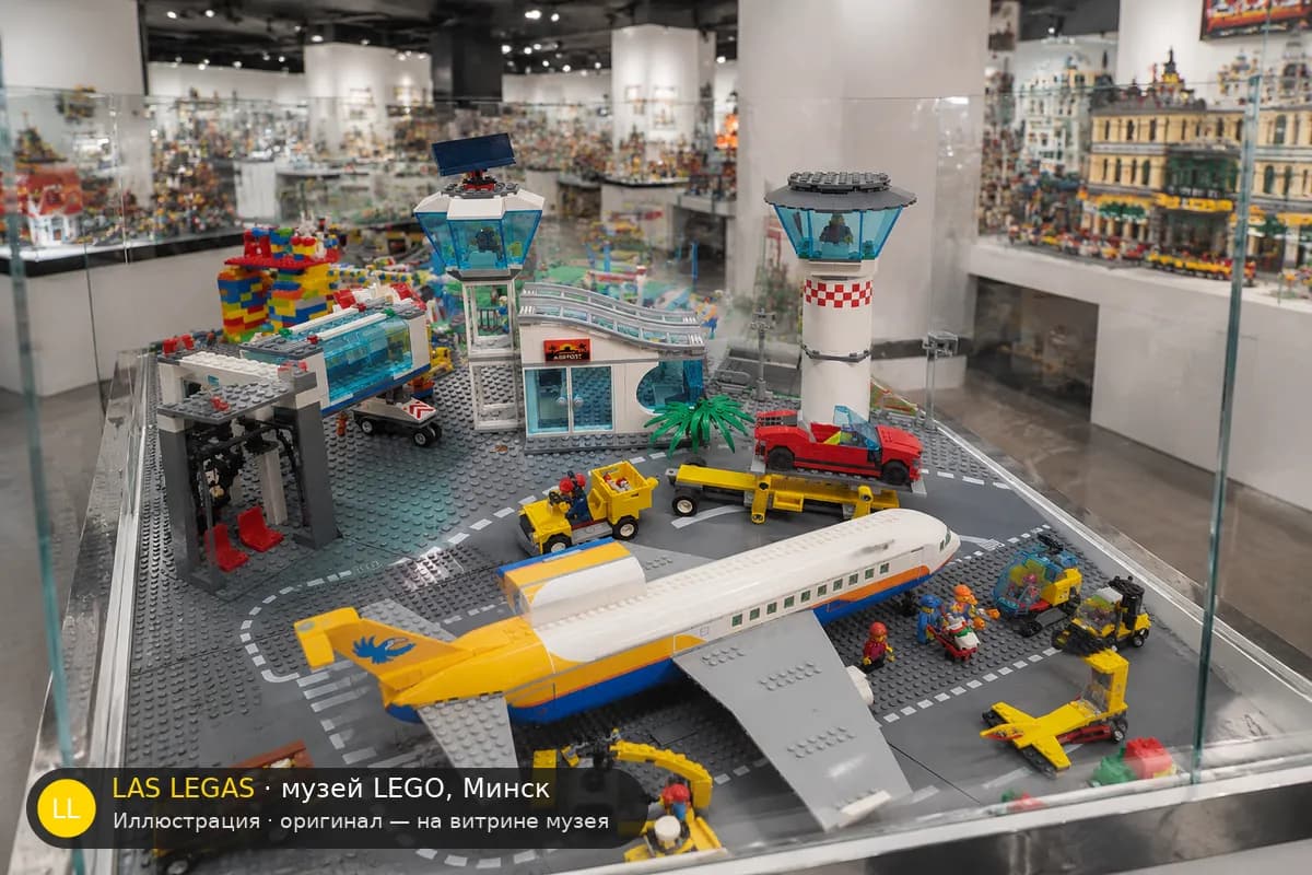 Иллюстрация: LEGO 60262 Пассажирский самолёт на витрине в зале музея Las Legas