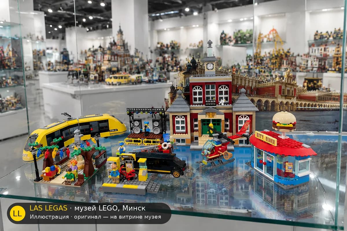 Иллюстрация: LEGO 60271 Городская площадь на витрине в зале музея Las Legas