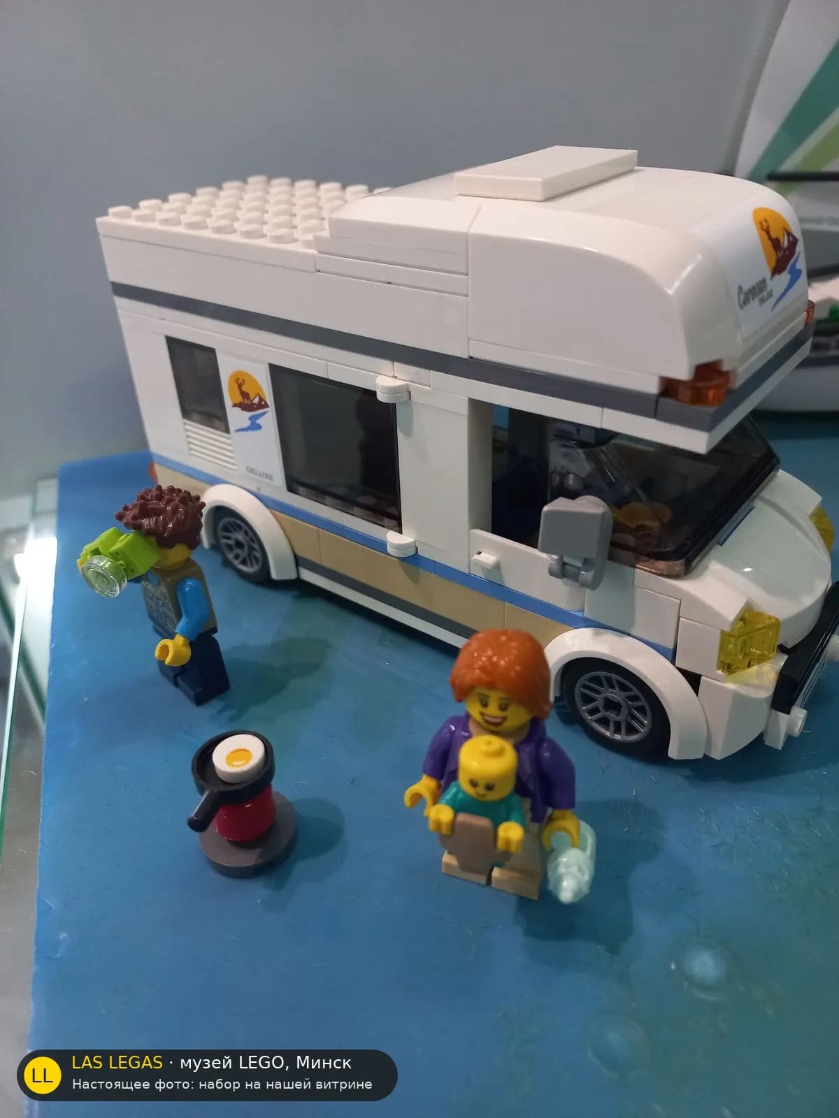 LEGO 60283 Дом на колёсах (Holiday Camper Van) на витрине музея Las Legas