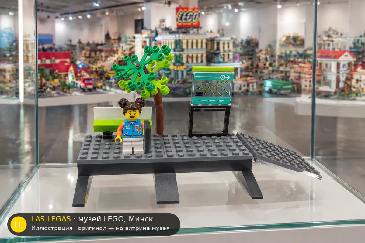 Иллюстрация: LEGO 60337 Экспресс-пассажирский поезд на витрине в зале музея Las Legas