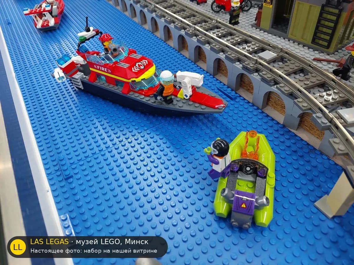 LEGO 60373 Пожарный катер (Fire Rescue Boat) на витрине музея Las Legas