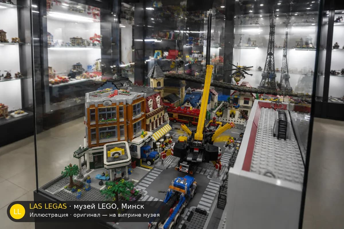 Иллюстрация: LEGO 60409 Мобильный строительный кран на витрине в зале музея Las Legas