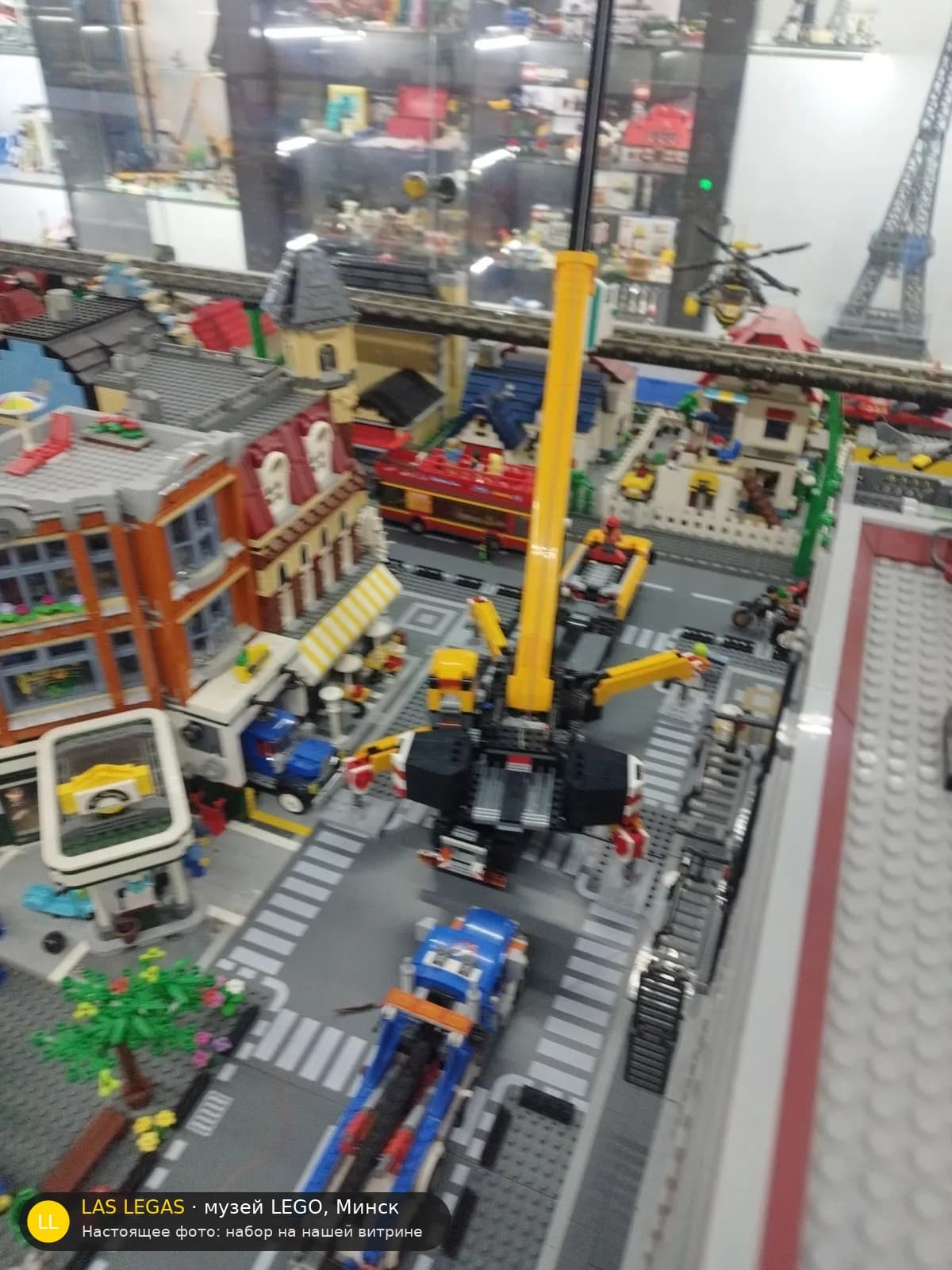 LEGO 60409 Мобильный строительный кран (Mobile Construction Crane) на витрине музея Las Legas