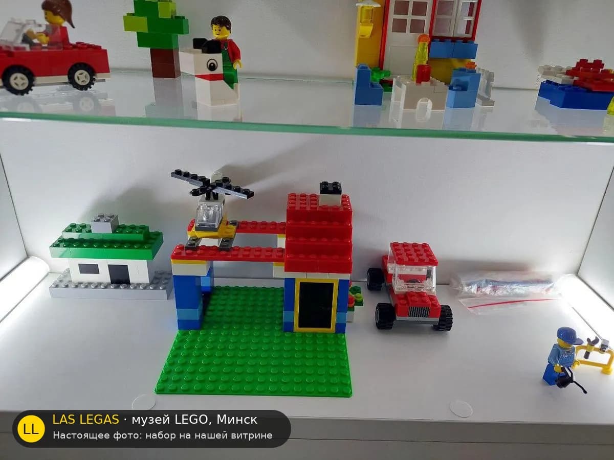 LEGO 6166 Большая коробка с кубиками (LEGO Large Brick Box) на витрине музея Las Legas