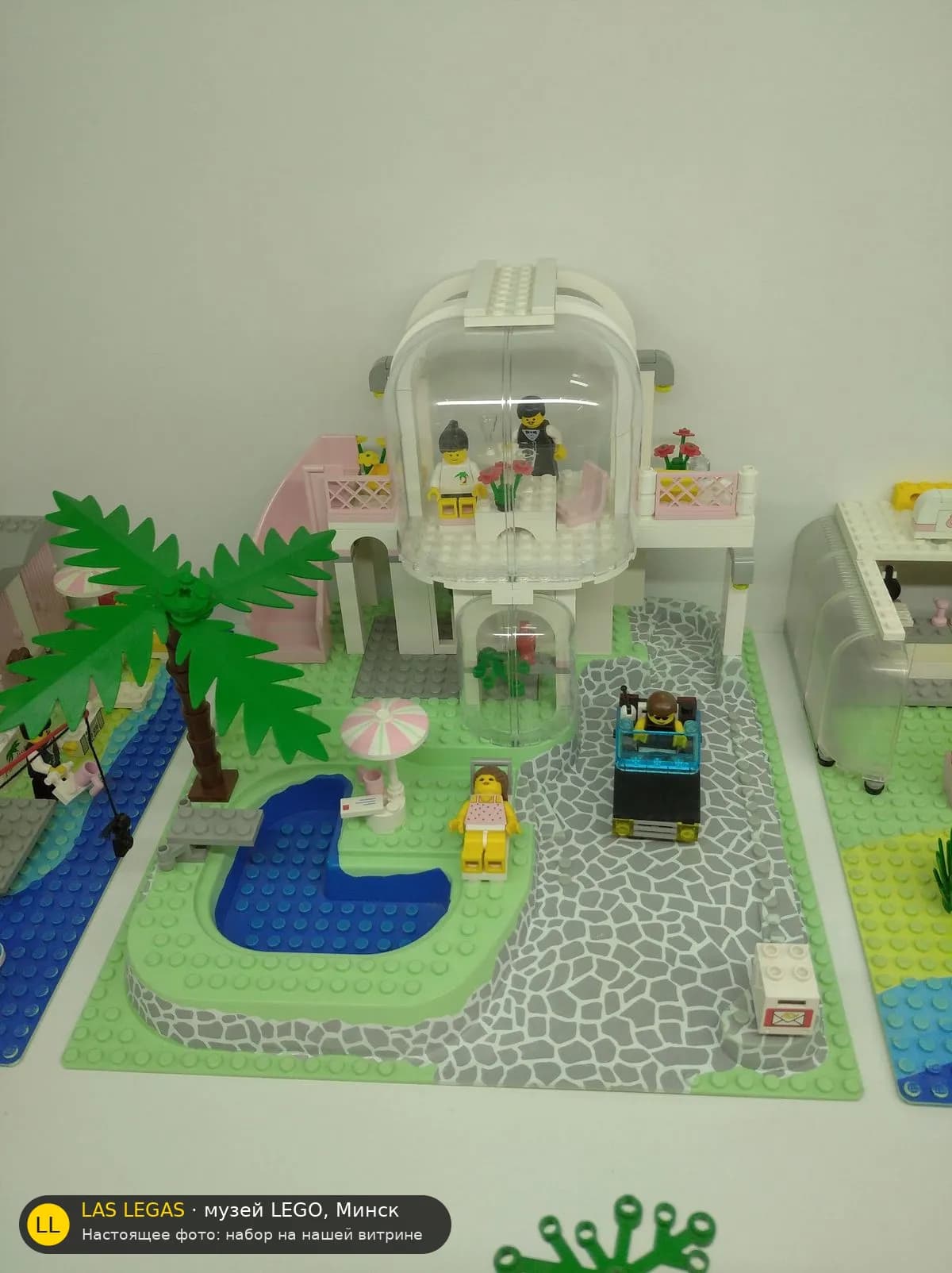 LEGO 6416 Рай у бассейна (Poolside Paradise) на витрине музея Las Legas