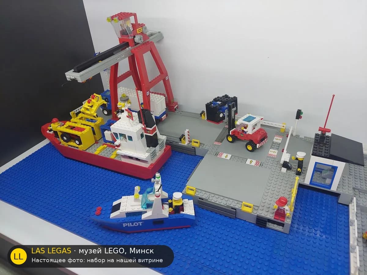 LEGO 6542 Морской порт с краном (Launch & Load Seaport) на витрине музея Las Legas