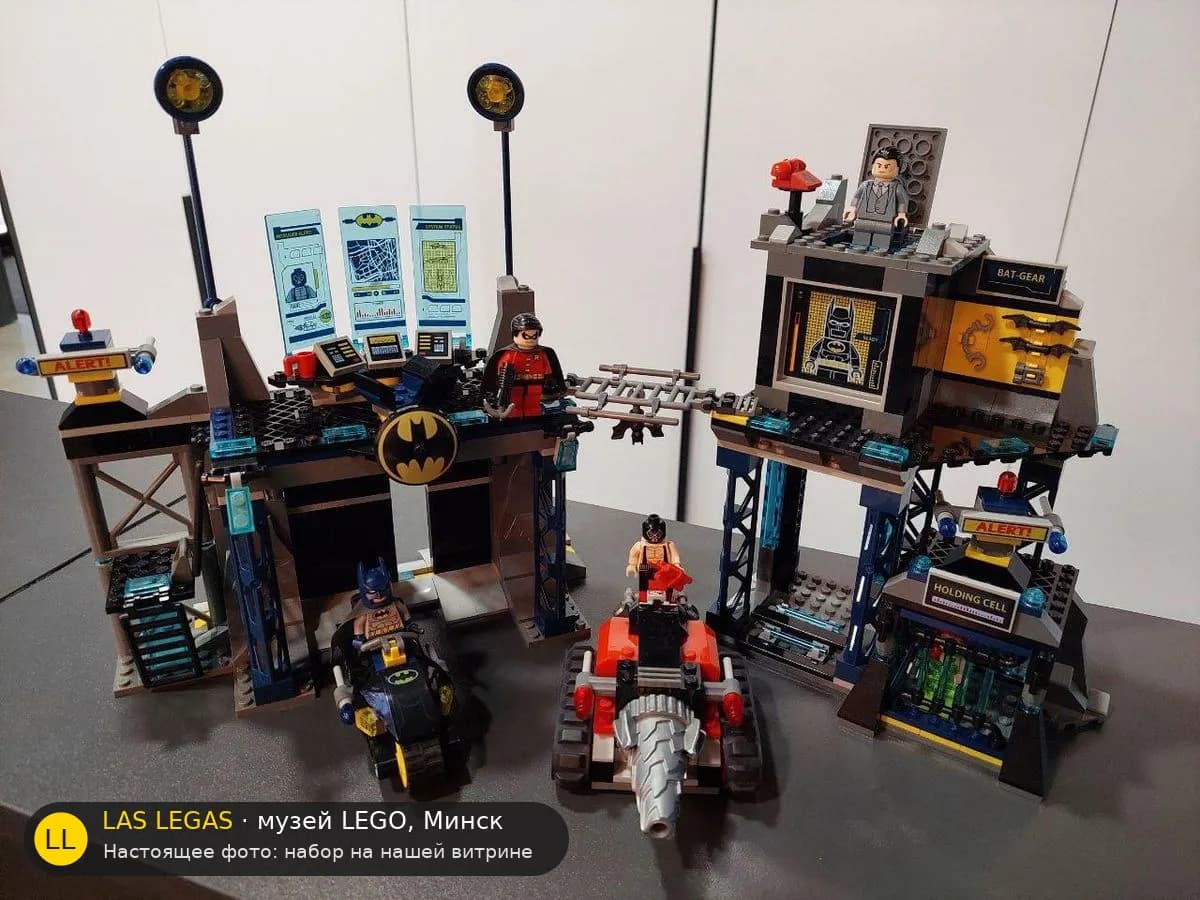 LEGO 6860 Бэтпещера (The Batcave) на витрине музея Las Legas