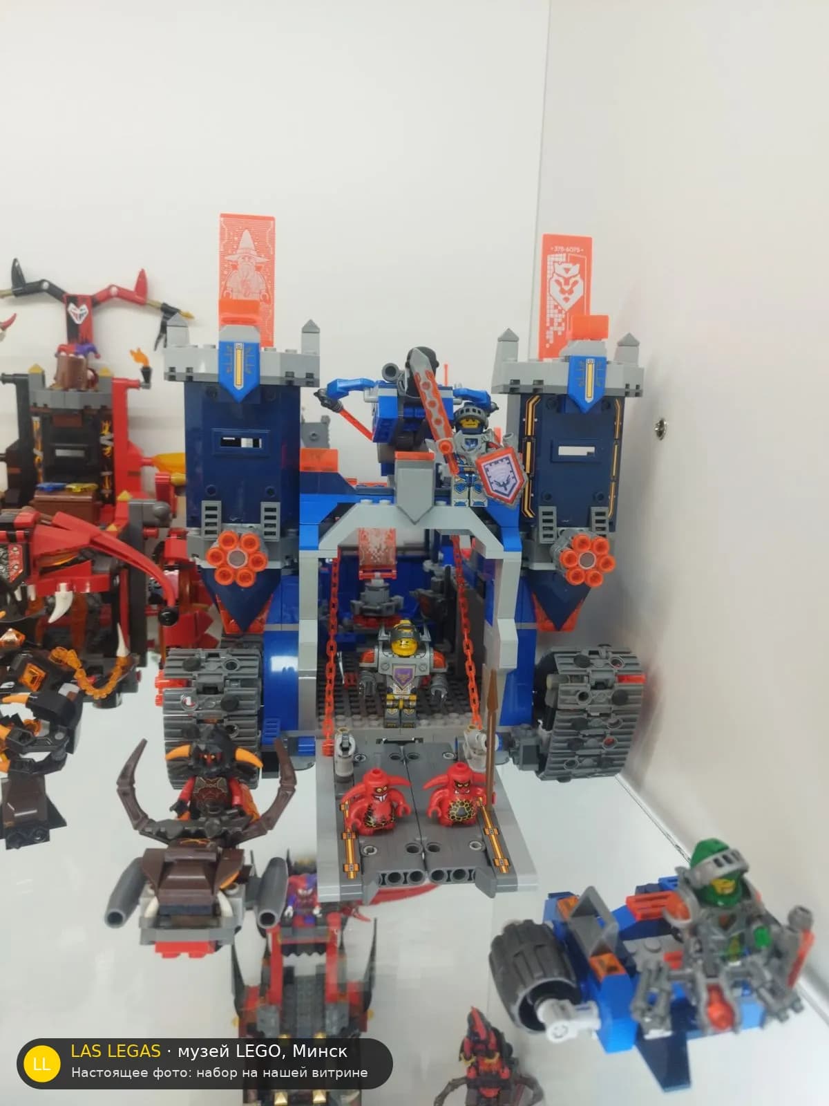 LEGO 70317 Крепость Фортекс (The Fortrex) на витрине музея Las Legas