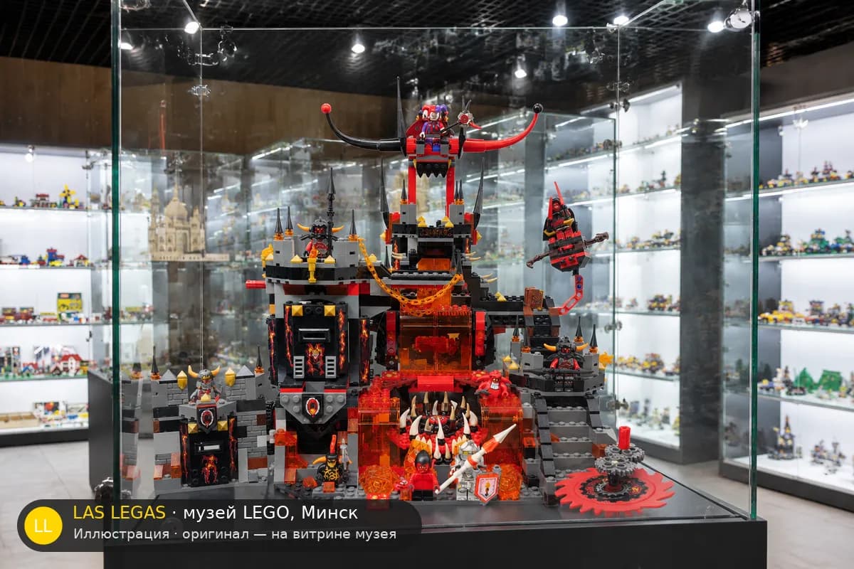 Иллюстрация: LEGO 70323 Вулканическое логово Джестро на витрине в зале музея Las Legas