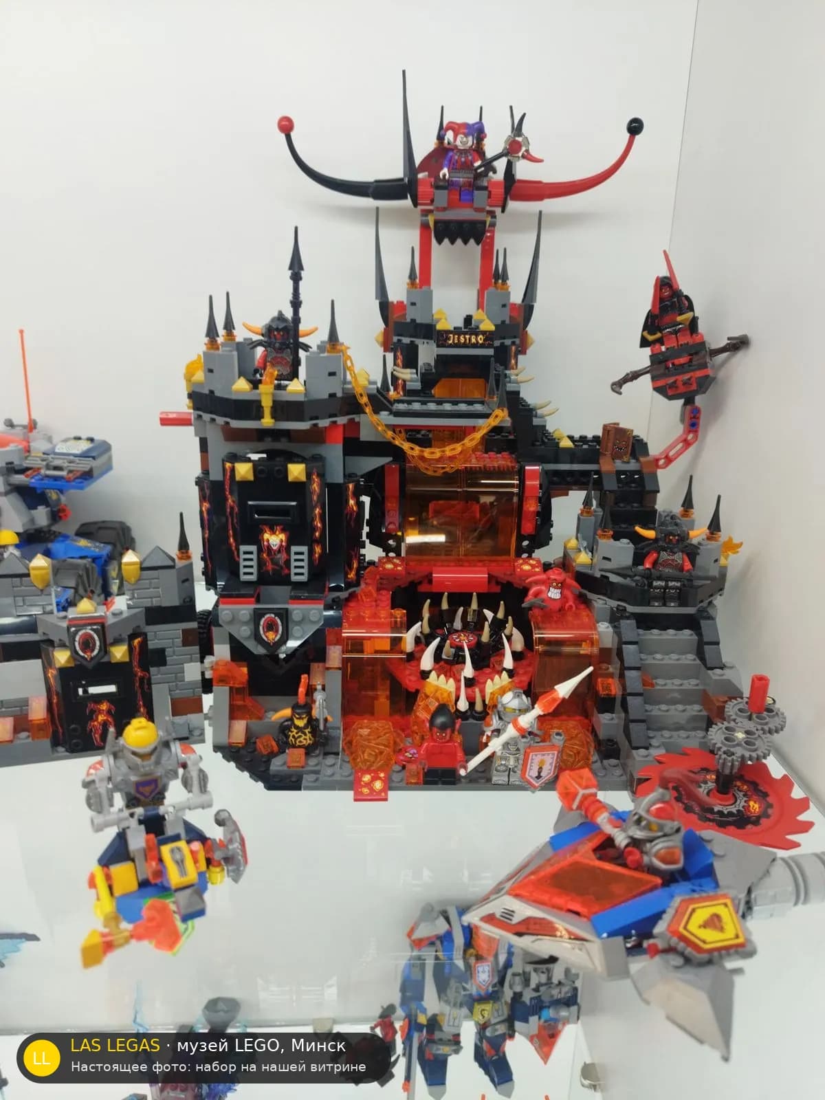 LEGO 70323 Вулканическое логово Джестро (Jestro's Volcano Lair) на витрине музея Las Legas