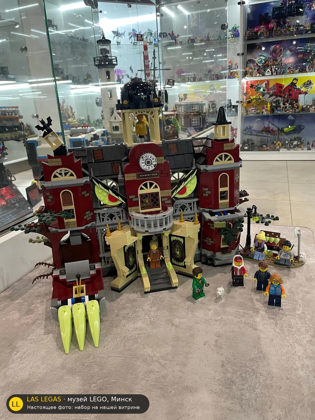 LEGO 70425 Школа с привидениями Ньюбери (Newbury Haunted High School) на витрине музея Las Legas