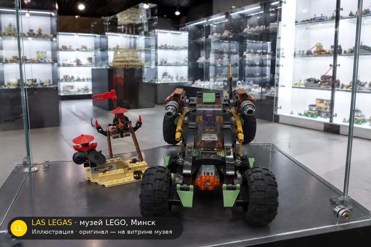Иллюстрация: LEGO 70589 Rock Roader на витрине в зале музея Las Legas