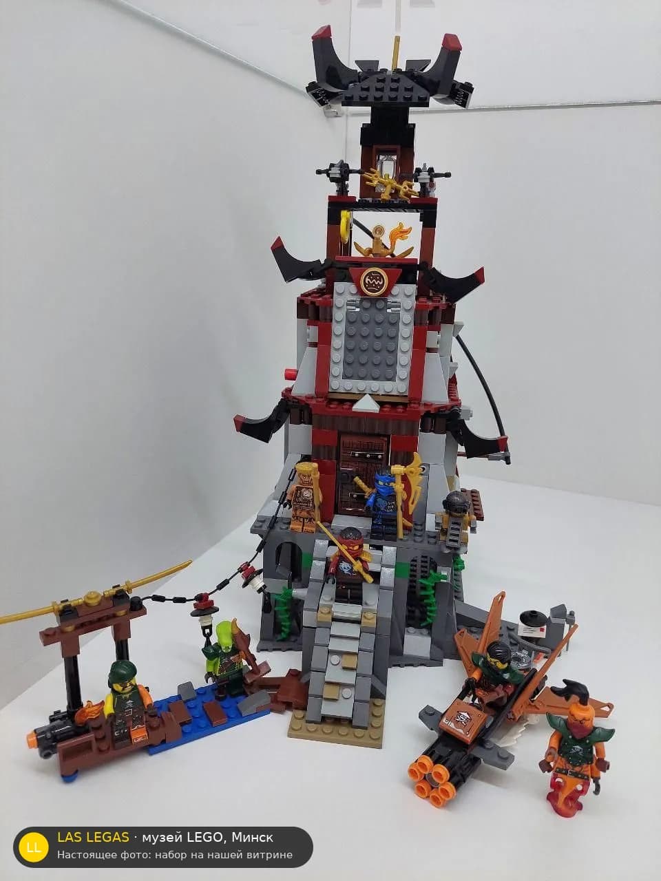 LEGO 70594 Осада маяка (The Lighthouse Siege) на витрине музея Las Legas