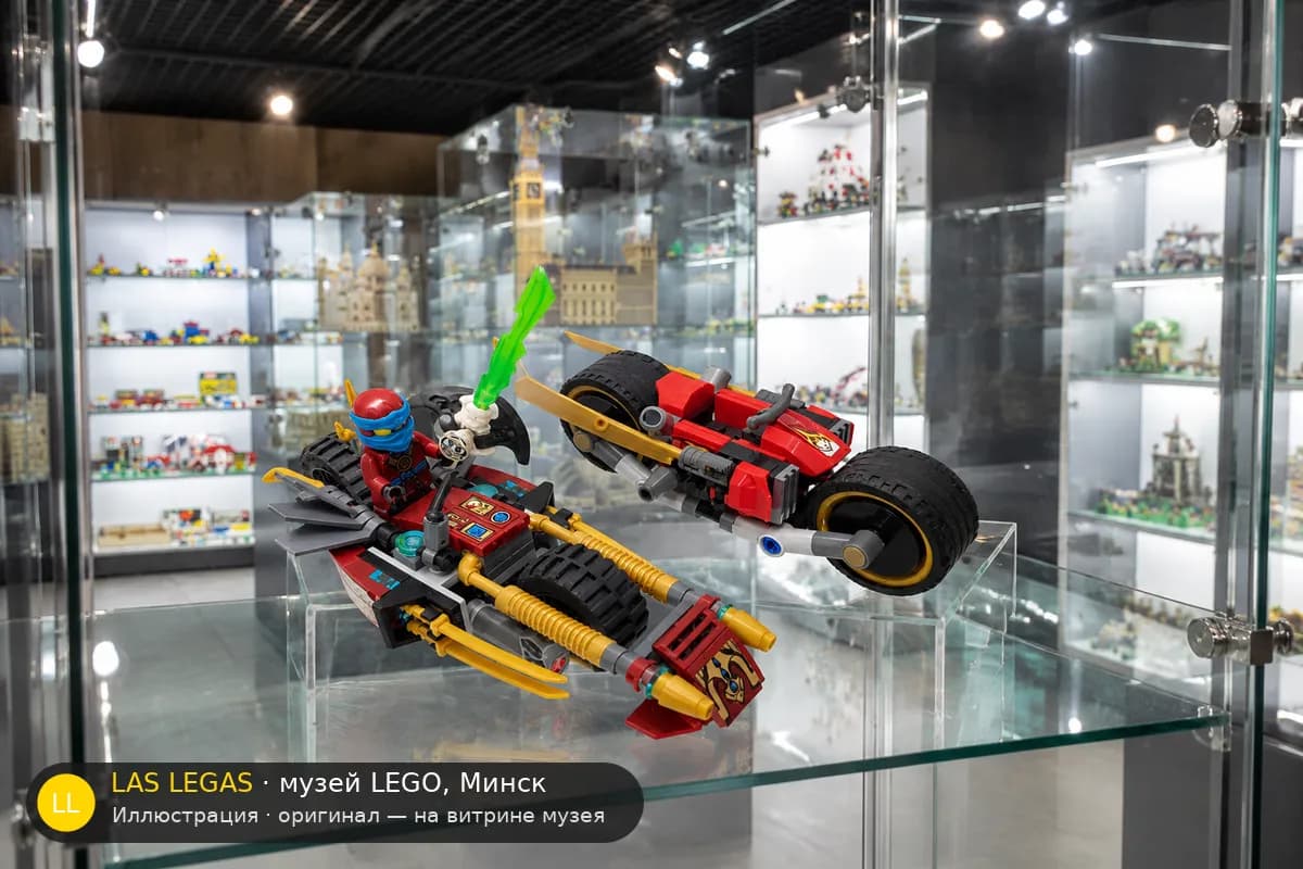 Иллюстрация: LEGO 70600 Погоня на ниндзя-мотоциклах на витрине в зале музея Las Legas