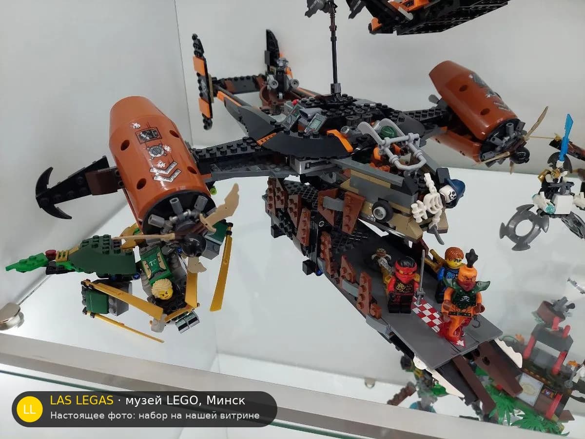 LEGO 70605 Цитадель Несчастий (Misfortune's Keep) на витрине музея Las Legas