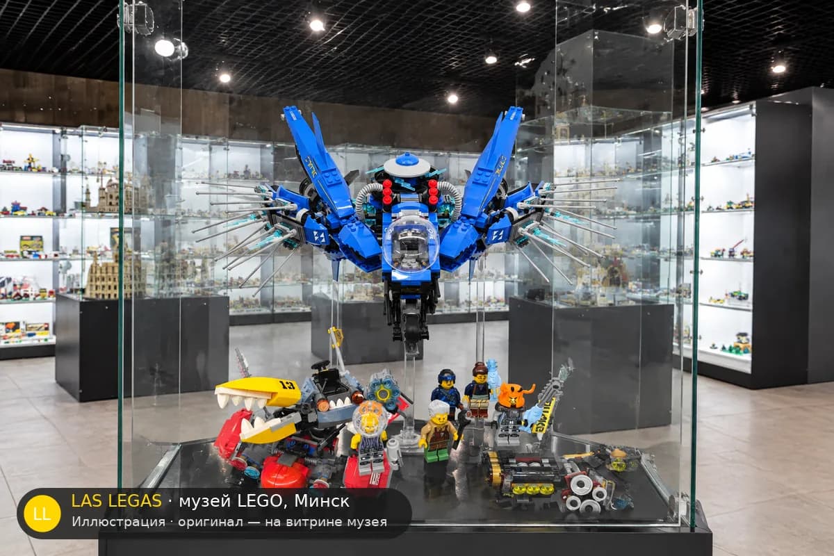Иллюстрация: LEGO 70614 Молниевый самолёт на витрине в зале музея Las Legas