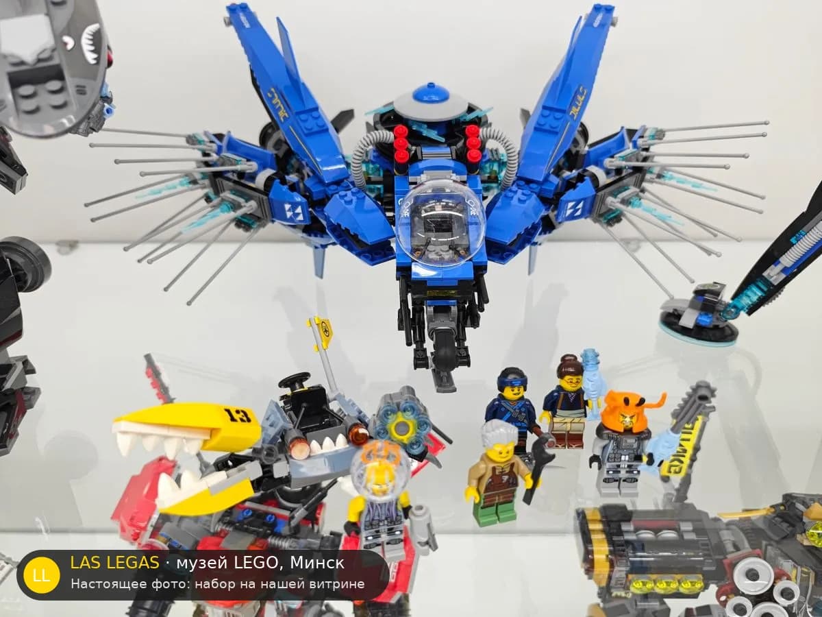 LEGO 70614 Молниевый самолёт (Lightning Jet) на витрине музея Las Legas