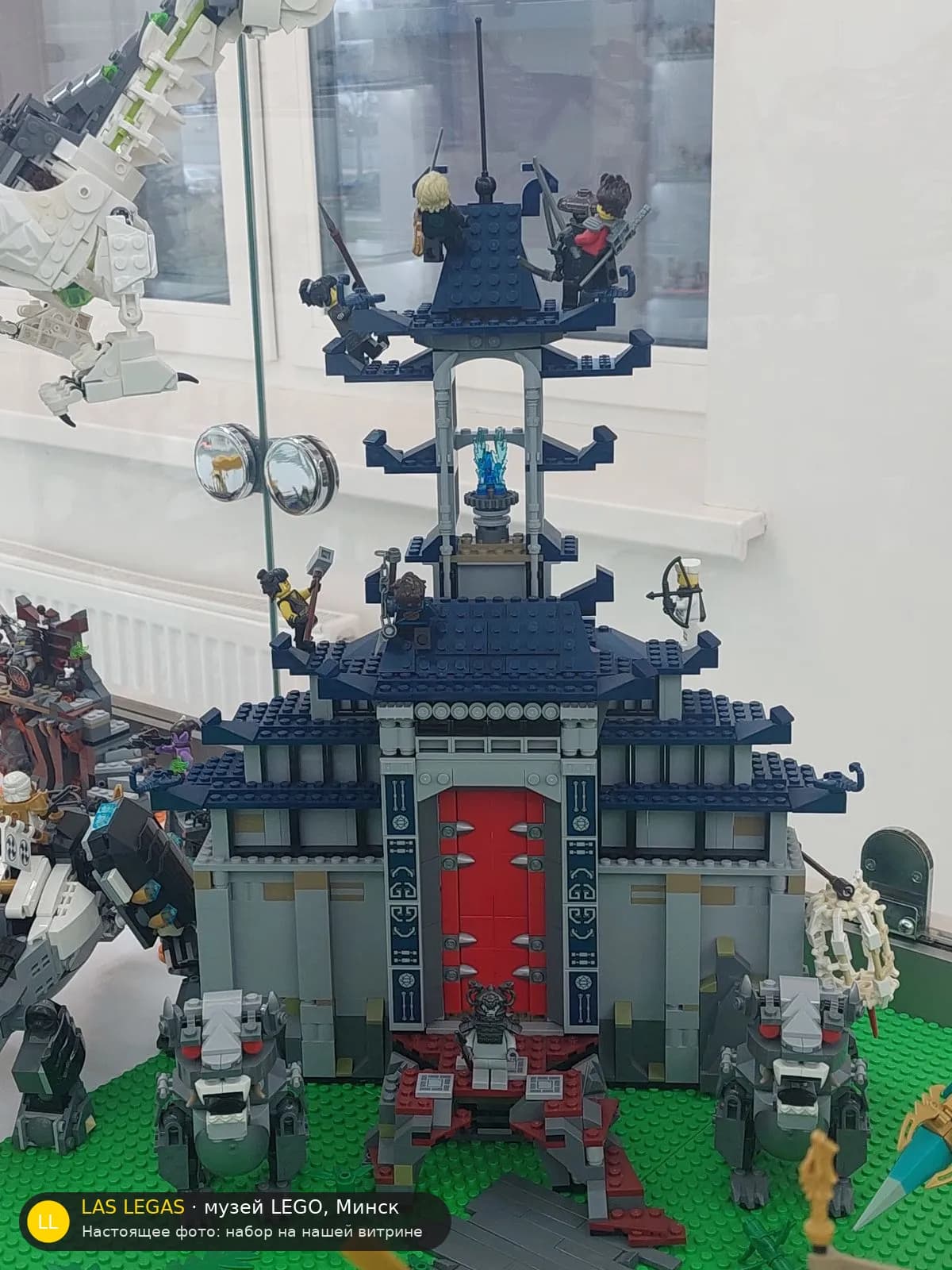 LEGO 70617 Храм Абсолютного Оружия (Temple of the Ultimate Ultimate Weapon) на витрине музея Las Legas