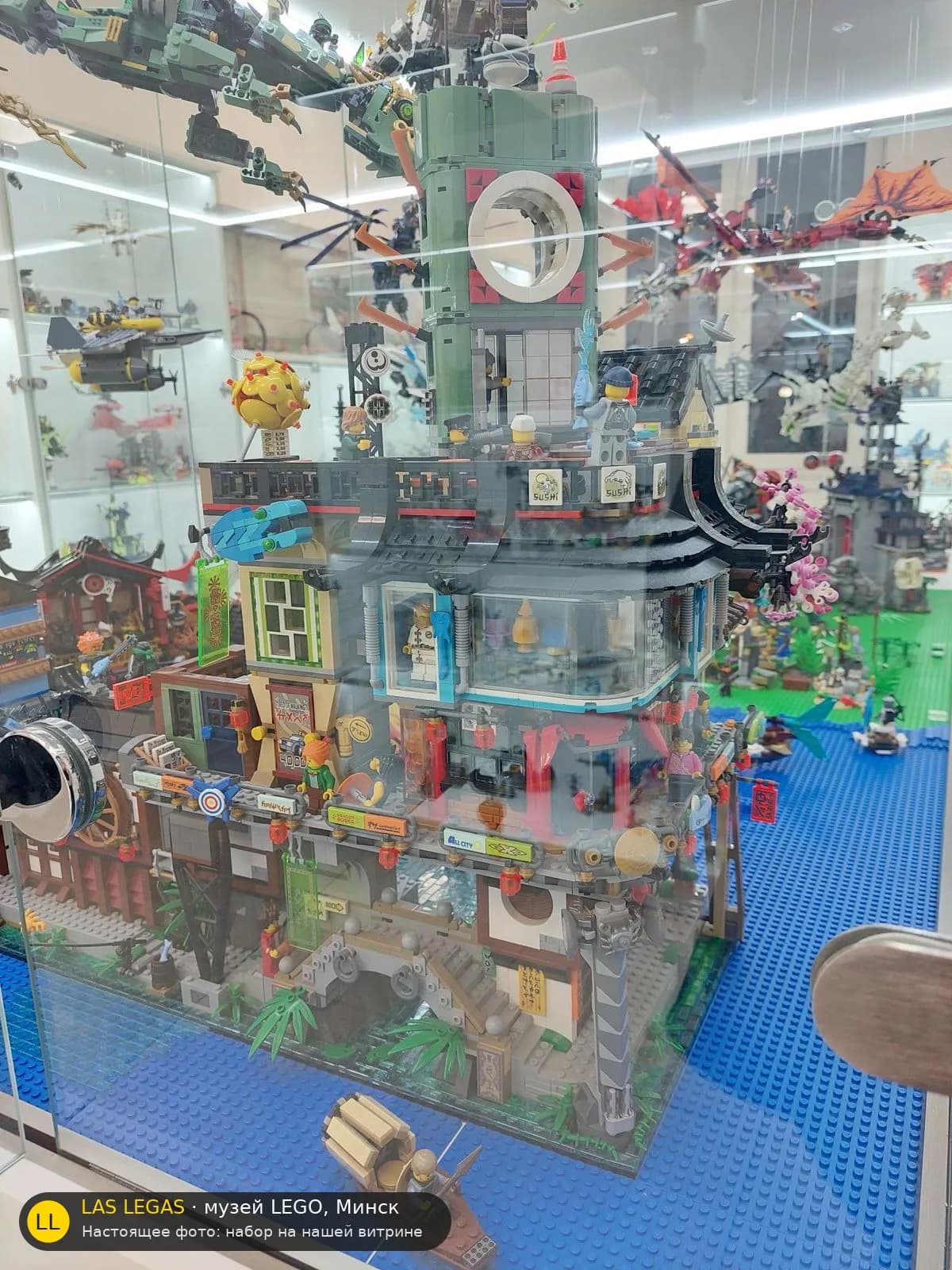 LEGO 70620 Город Ниндзяго (NINJAGO City) на витрине музея Las Legas