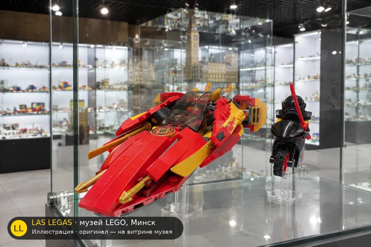 Иллюстрация: LEGO 70638 Катана V11 на витрине в зале музея Las Legas