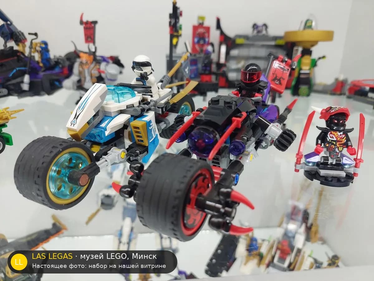 LEGO 70639 Гоночная трасса Змеиного Ягуара (Street Race of Snake Jaguar) на витрине музея Las Legas