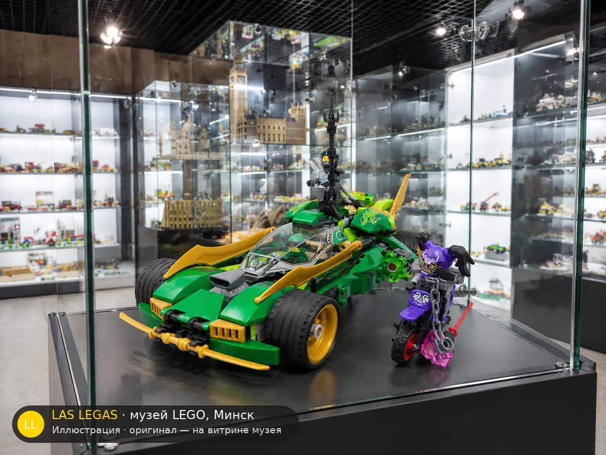 Иллюстрация: LEGO 70641 Ниндзя Ночной гонщик на витрине в зале музея Las Legas