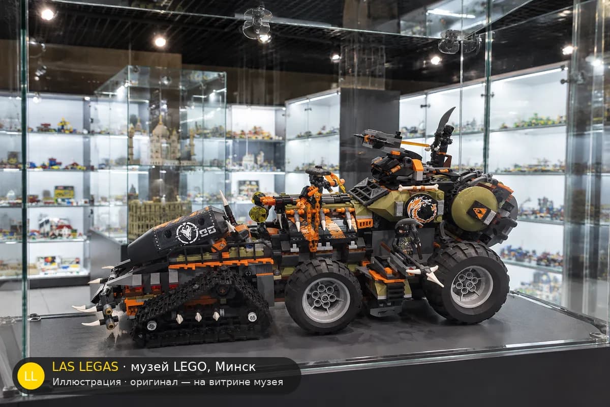 Иллюстрация: LEGO 70654 Дизельный ниндзя на витрине в зале музея Las Legas