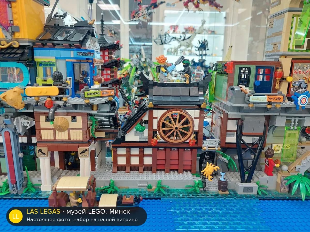 LEGO 70657 Городская пристань Ниндзяго (NINJAGO City Docks) на витрине музея Las Legas