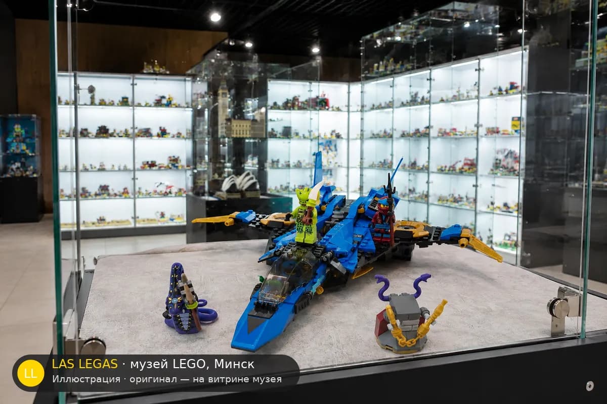 Иллюстрация: LEGO 70668 Штормовой истребитель Джея на витрине в зале музея Las Legas