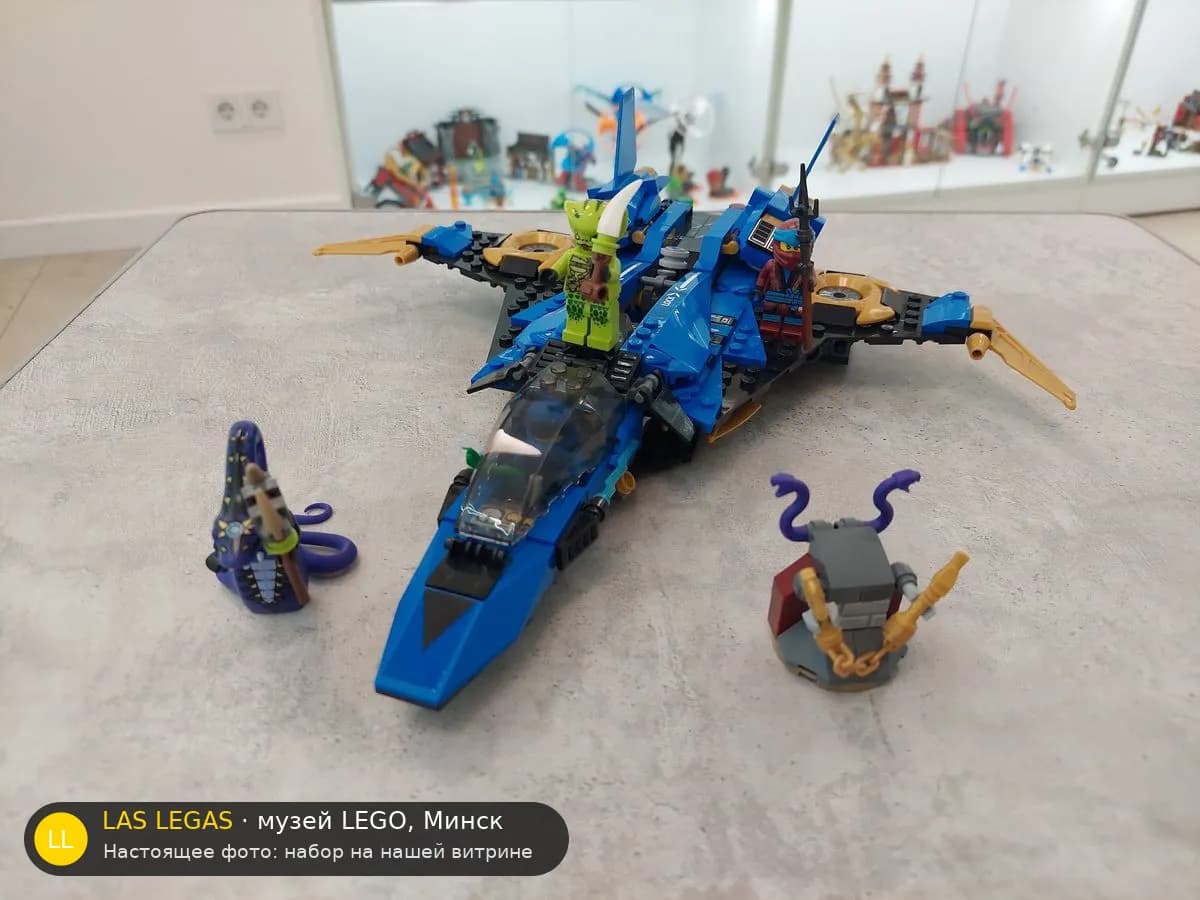 LEGO 70668 Штормовой истребитель Джея (Jay's Storm Fighter) на витрине музея Las Legas