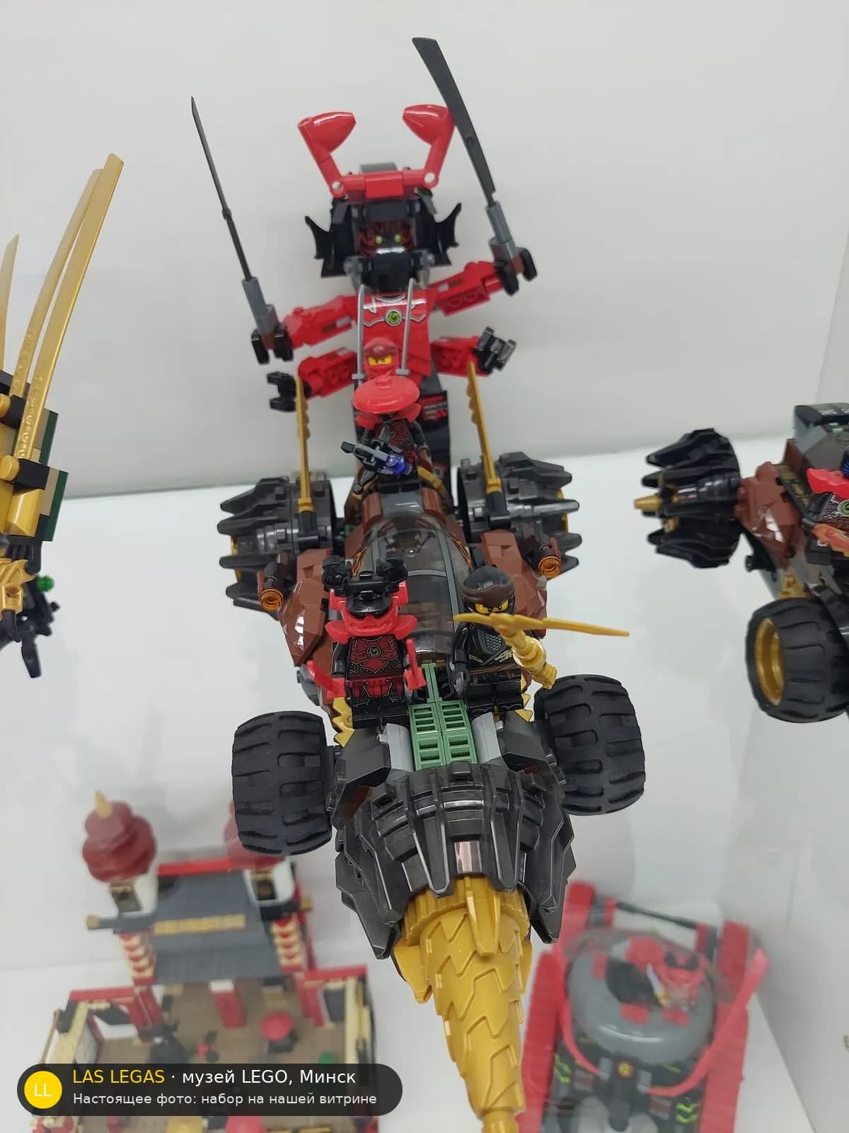 LEGO 70669 Земляной бур Коула (Cole's Earth Driller) на витрине музея Las Legas