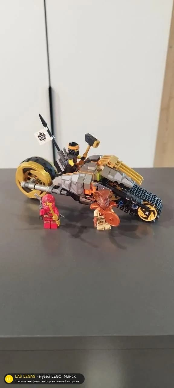 LEGO 70672 Мотобайк Коула (Cole's Dirt Bike) на витрине музея Las Legas