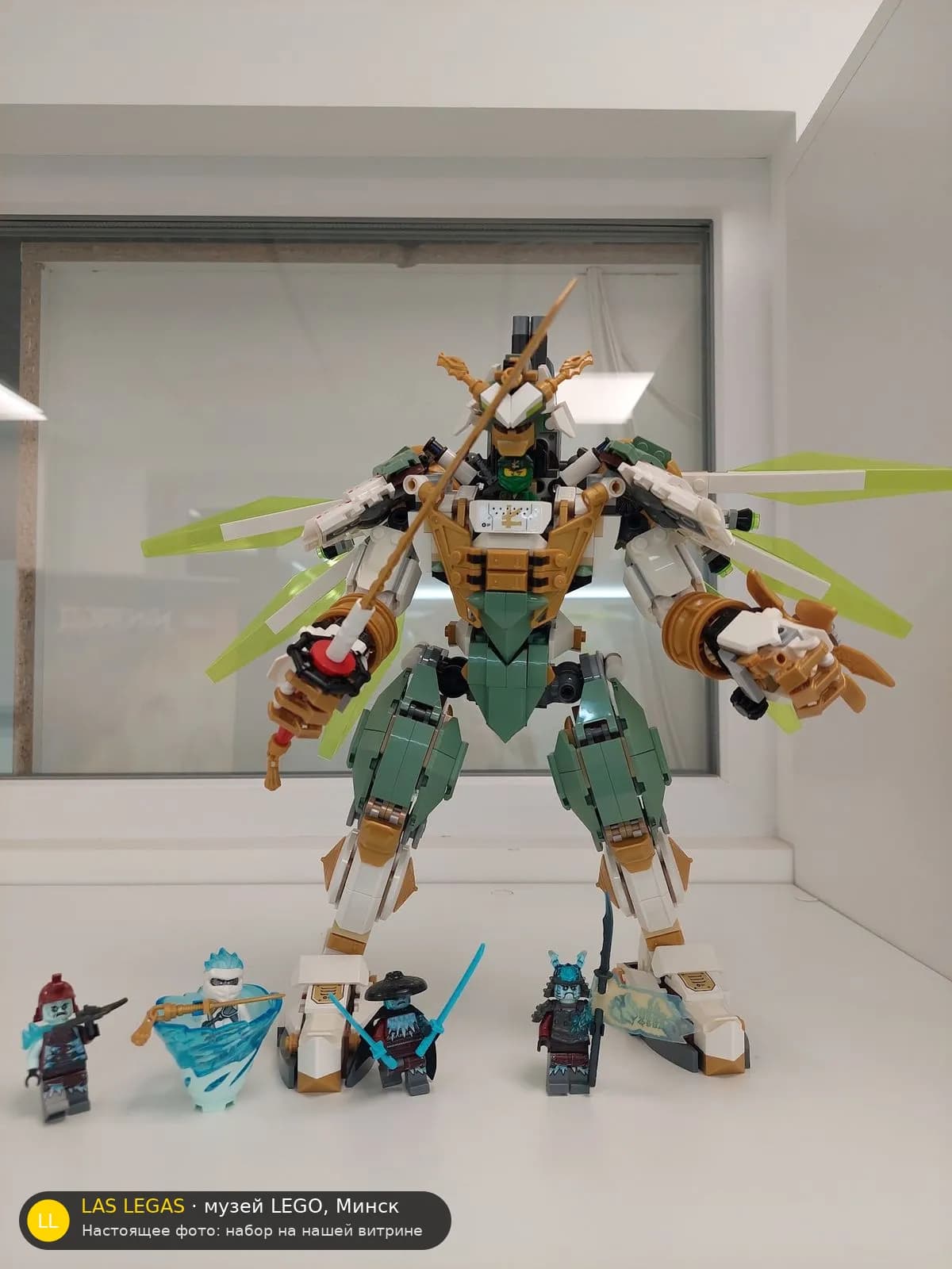 LEGO 70676 Титан-мех Ллойда (Lloyd's Titan Mech) на витрине музея Las Legas