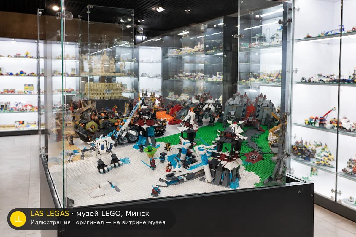 Иллюстрация: LEGO 70678 Замок Покинутого Императора на витрине в зале музея Las Legas