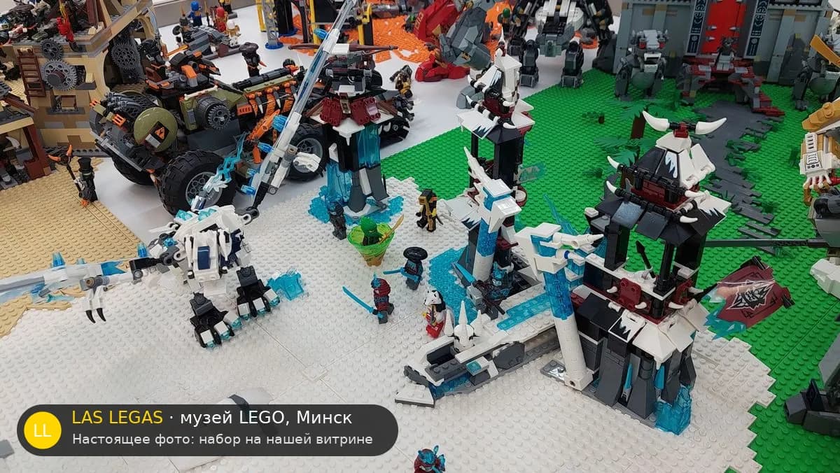 LEGO 70678 Замок Покинутого Императора (Castle of the Forsaken Emperor) на витрине музея Las Legas