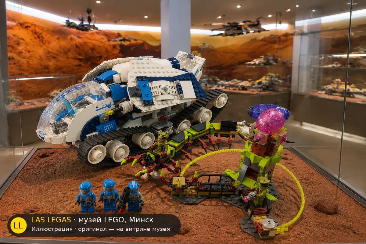 Иллюстрация: LEGO 70709 Галактический титан на витрине в зале музея Las Legas