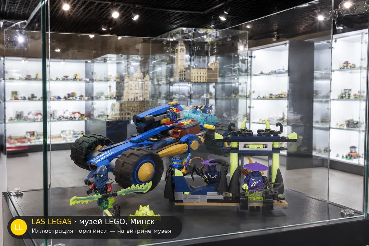Иллюстрация: LEGO 70731 Джей Уокер на витрине в зале музея Las Legas