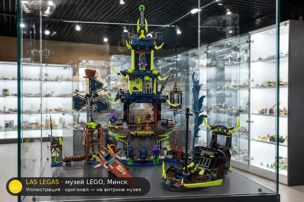 Иллюстрация: LEGO 70732 Город Стиикс на витрине в зале музея Las Legas