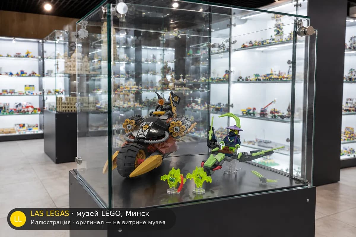Иллюстрация: LEGO 70733 Мотобайк Бластера на витрине в зале музея Las Legas