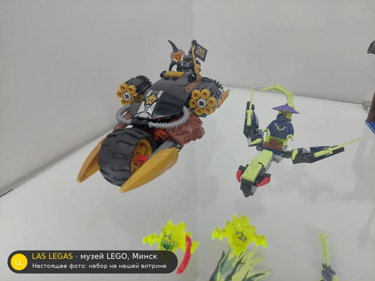 LEGO 70733 Мотобайк Бластера (Blaster Bike) на витрине музея Las Legas