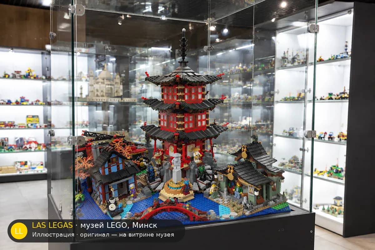 Иллюстрация: LEGO 70751 Храм Айрджитсу на витрине в зале музея Las Legas