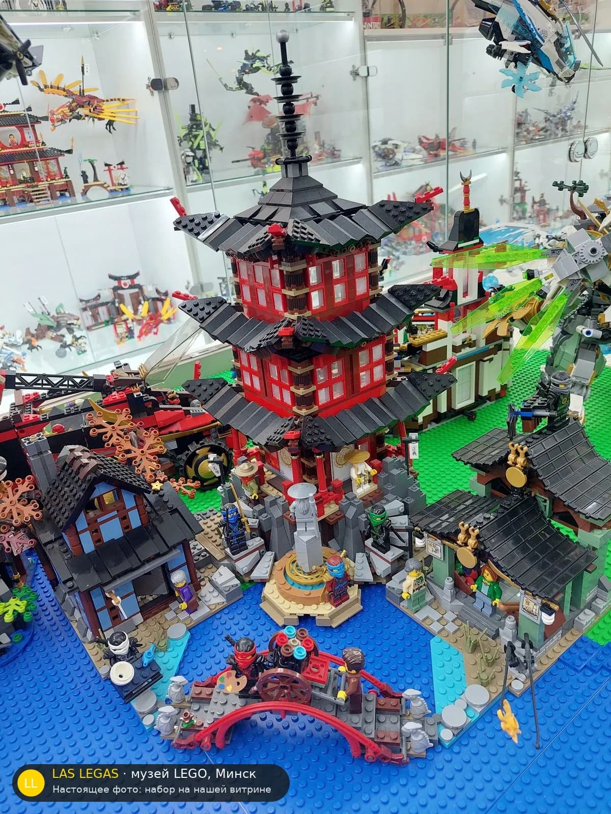 LEGO 70751 Храм Айрджитсу (Temple of Airjitzu) на витрине музея Las Legas