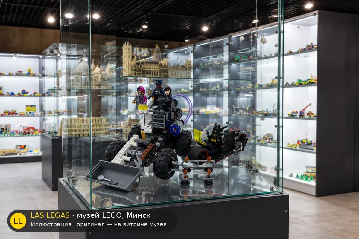 Иллюстрация: LEGO 70915 Двуликий: двойной снос на витрине в зале музея Las Legas