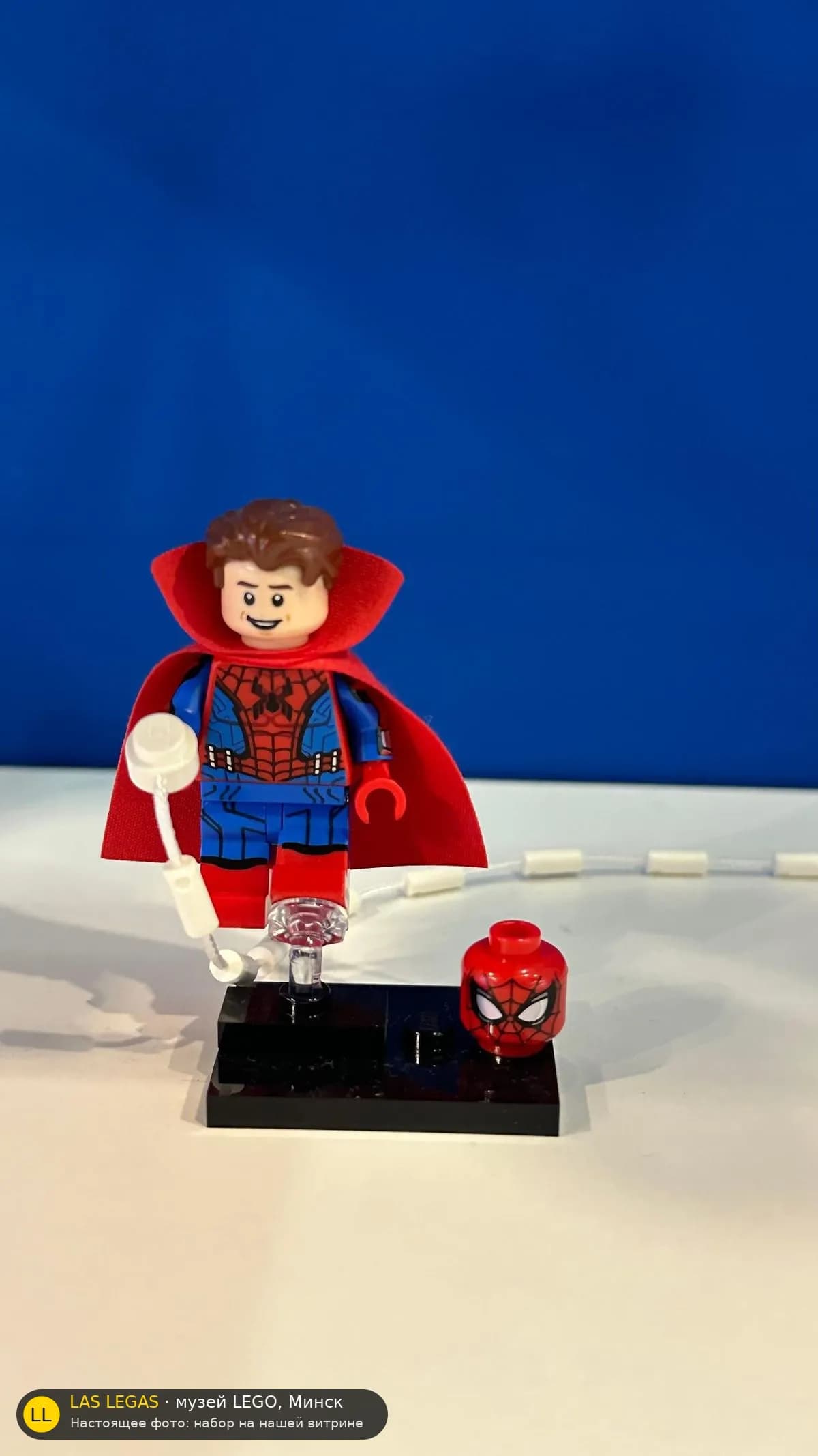 LEGO 71031 Зомби-охотник Спайди (Zombie Hunter Spidey) на витрине музея Las Legas