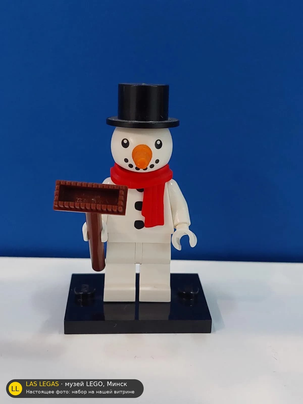 LEGO 71034 Снеговик (Snowman) на витрине музея Las Legas