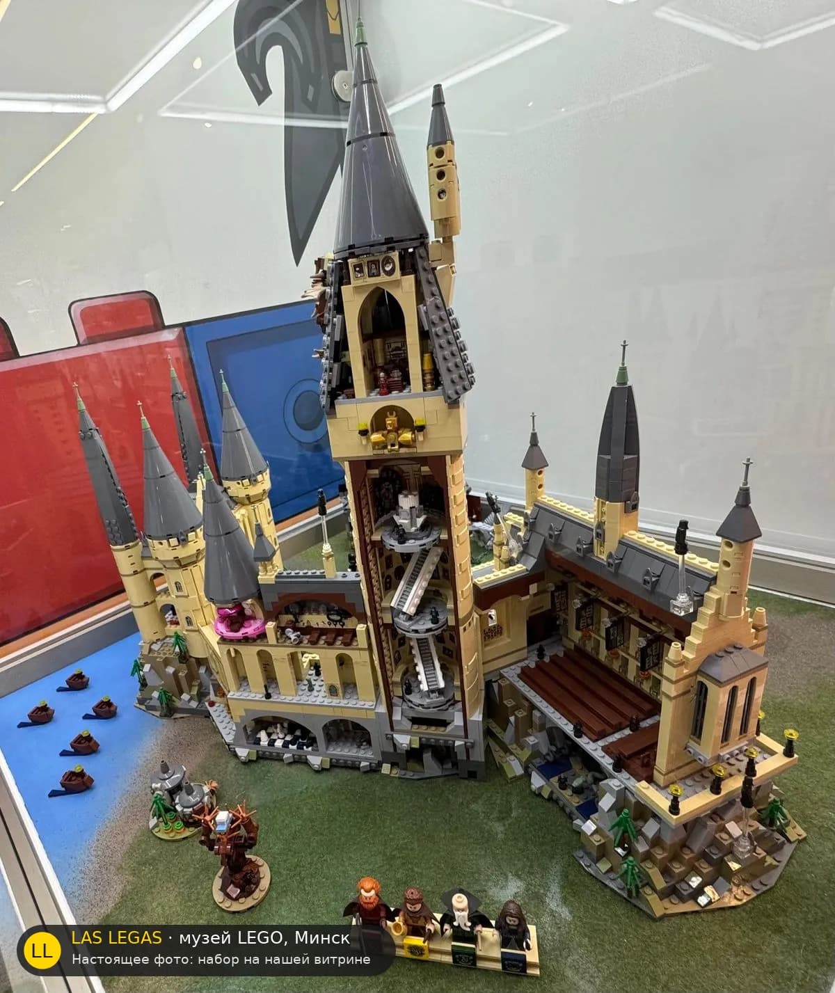 LEGO 71043 Хогвартс (Hogwarts Castle) на витрине музея Las Legas