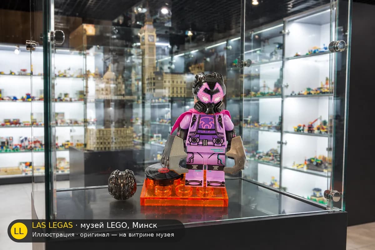 Иллюстрация: LEGO 71050 Майлз Дж. Моралес / П prowler на витрине в зале музея Las Legas